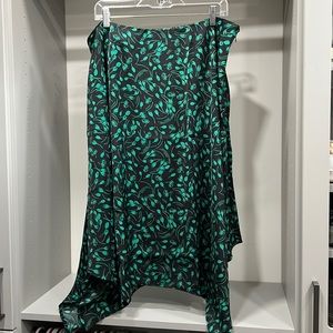 038 NWT{Who What Wear}Sz 16W Navy/Green Tossed Buds Shark Bite Hemline Skirt